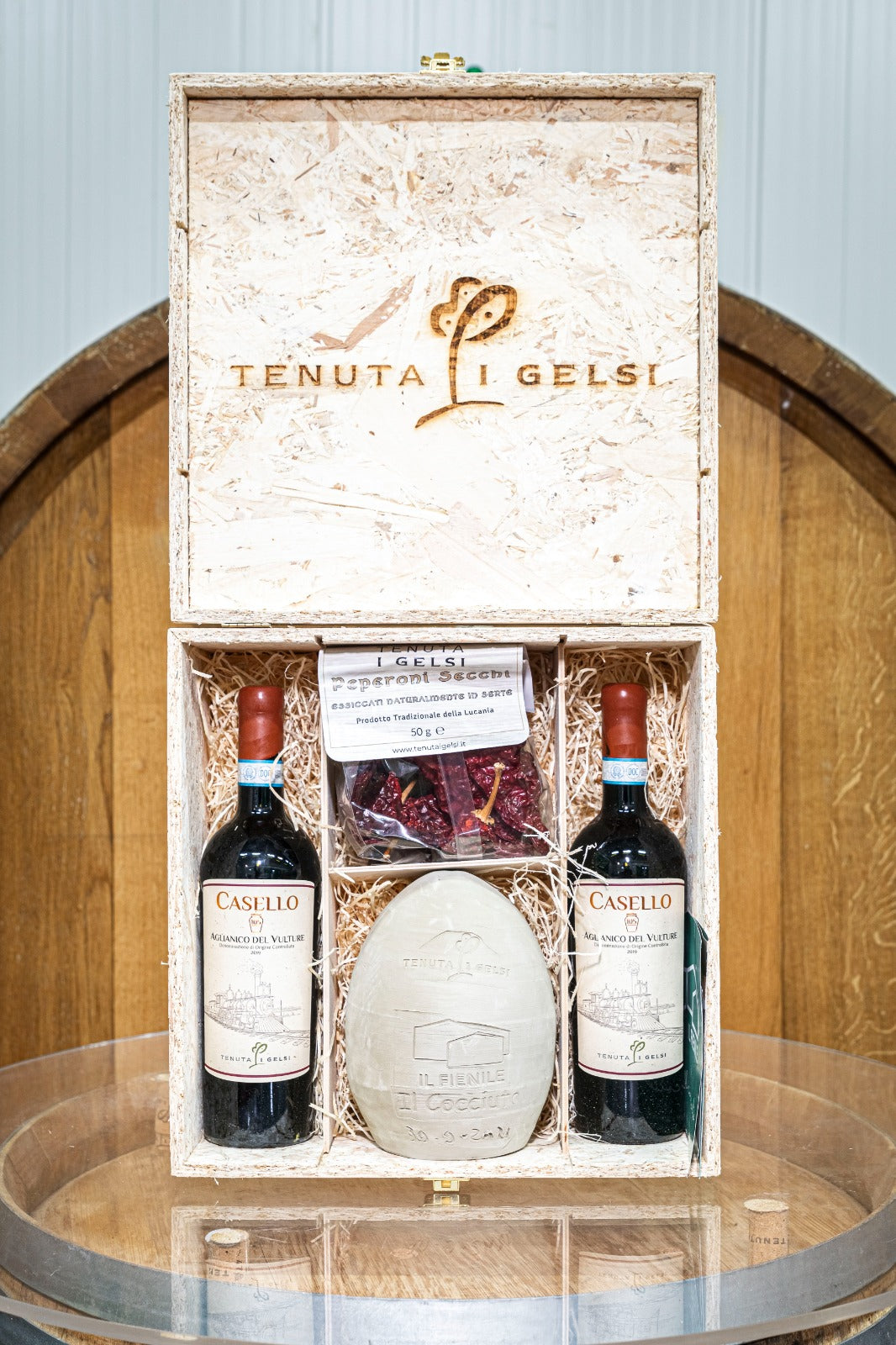 CONFEZIONE REGALO BASILICATA CASSA LEGNO+ 2 BOTTIGLIE AGLIANICO DEL VULTURE + CACIOCAVALLO +PEPERONI SECCHI -TENUTA I GELSI-IL FIENILE